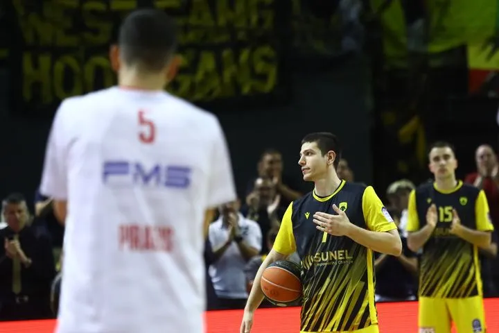 Standing ovation στον Δημήτρη Φλιώνη στη SUNEL Arena κατά την είσοδό του στο παρκέ στο ΑΕΚ – Ολυμπιακός