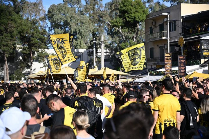 ΑΕΚ: Χιλιάδες κόσμος έξω από την Allwyn Arena για να παρακολουθήσει το παιχνίδι απέναντι στον Ολυμπιακό σε γιγαντοοθόνη