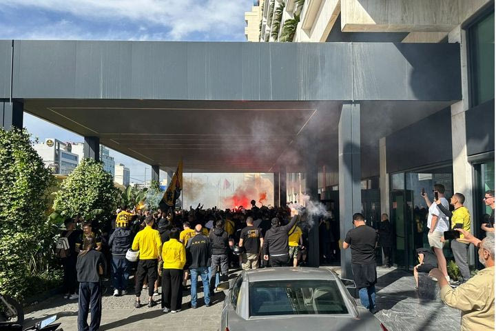 ΑΕΚ: Χαμός για τον Νίκολιτς έξω από το ξενοδοχείο