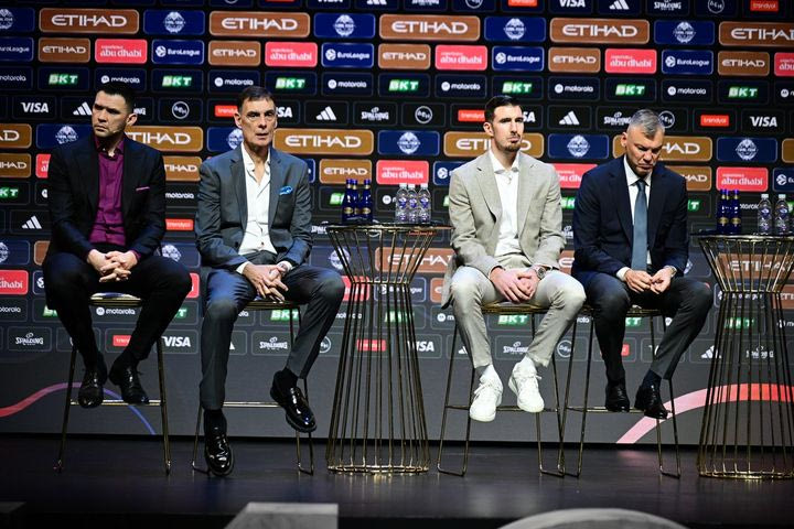Euroleague: Η είσοδος των εκπροσώπων των τεσσάρων ομάδων για τη συνέντευξη Τύπου του Final Four