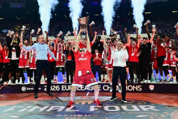 EuroLeague Final Four 2026: Η στιγμή της απονομής του τέταρτου ευρωπαϊκού του Ολυμπιακού