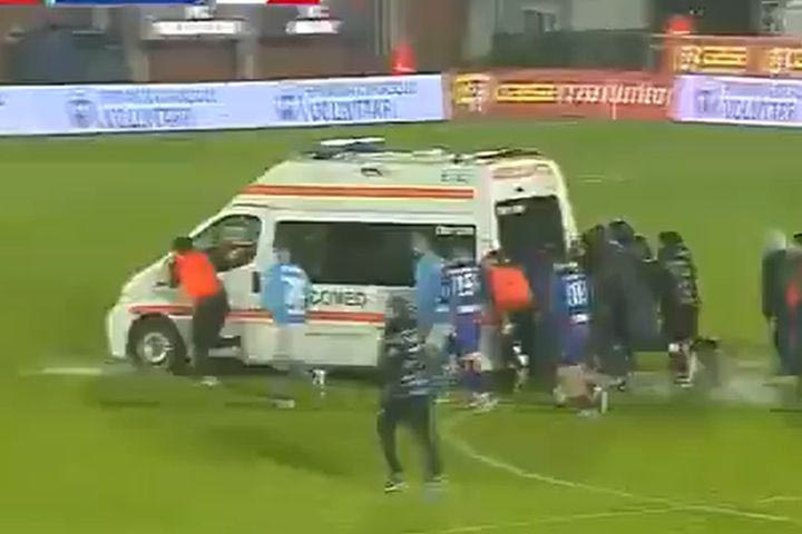 Ασθενοφόρο κόλλησε στο χορτάρι στη Ρουμανία και οι παίκτες χρειάστηκε να το σπρώξουν