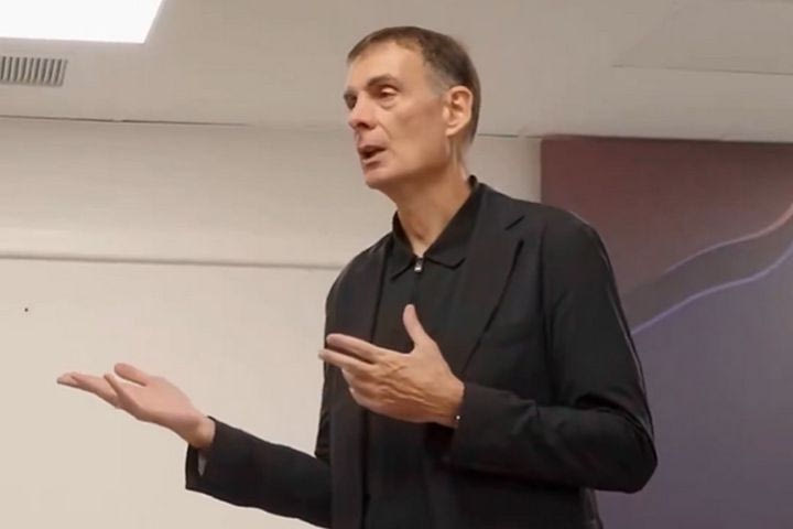 Ο Μπαρτζώκας στους παίκτες του Ολυμπιακού στα αποδυτήρια: “Να μείνετε ταπεινοί και συγκεντρωμένοι”