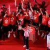 Ολυμπιακός, Final Four: Ο Παπανικολάου έδωσε την κούπα στην Μπαρτζώκα, που την σήκωσε στο Δημοτικό Θέατρο