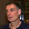 Μπαρτζώκας για τη στιγμή που τραγούδησε σύνθημα: “Είμαι φοβερά παράφωνος, αλλά λέω ας αφήσουμε τον εαυτό μας να είμαστε και λίγο γελοίοι”