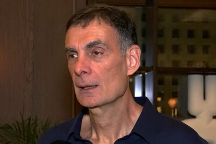 Μπαρτζώκας για τη στιγμή που τραγούδησε σύνθημα: “Είμαι φοβερά παράφωνος, αλλά λέω ας αφήσουμε τον εαυτό μας να είμαστε και λίγο γελοίοι”