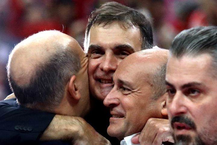 Η φωτογραφία της χρονιάς: Η αγκαλιά του Γιώργου Μπαρτζώκα με τους Παναγιώτη και Γιώργο Αγγελόπουλο