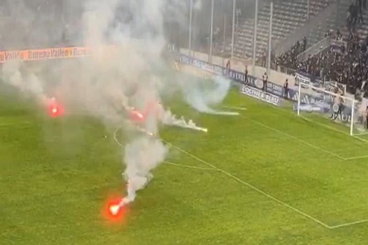 Διακοπή και στη Γαλλία: Οπαδοί της Μπαστιά πέταξαν καπνογόνα και φωτοβολίδες στον αγωνιστικό χώρο μετά τον υποβιβασμό της ομάδας τους