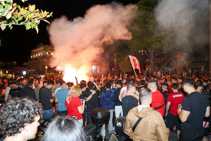 Ξέφρενοι πανηγυρισμοί σε όλη την Ελλάδα για το 4ο ευρωπαϊκό του Ολυμπιακού