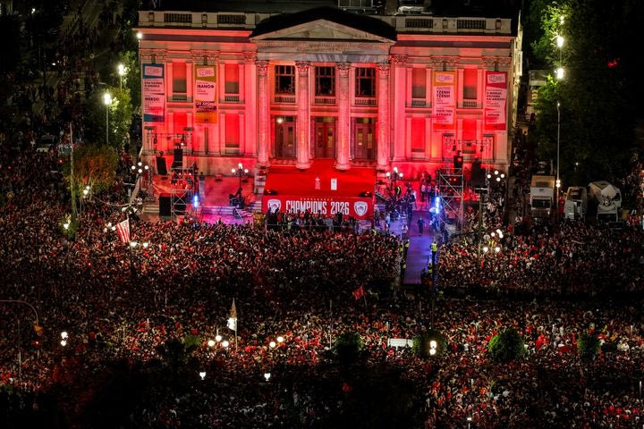 Μαγικές εικόνες στον Πειραιά: Πάνω από 100.000 κόσμος για τον βασιλιά της Ευρώπης