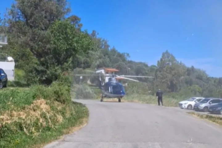 Η στιγμή που ο Ηλιόπουλος αναχωρεί με ελικόπτερο από την Κύμη με προορισμό τη Νέα Φιλαδέλφεια