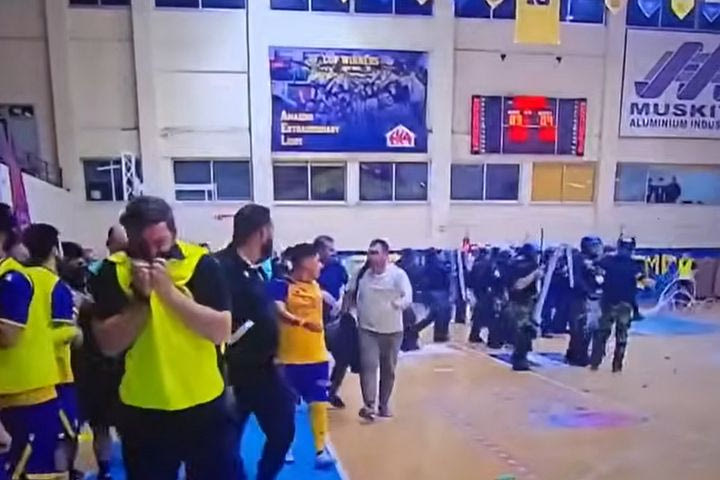 Εισβολή οπαδών και επεισόδια στον 3ο τελικό του futsal στην Κύπρο ανάμεσα σε ΑΕΛ και ΑΠΟΕΛ