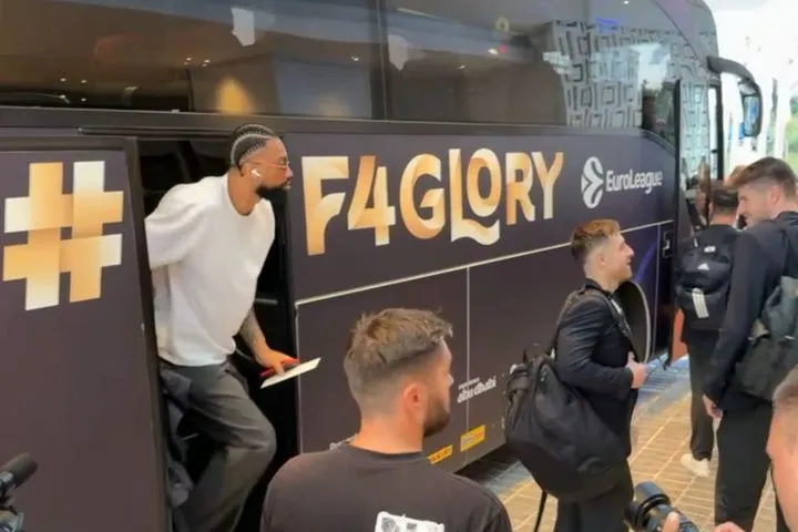 EuroLeague Final Four 2026: Η άφιξη της Φενέρμπαχτσε στo ξενοδοχείο