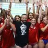 Ολυμπιακός: Κολυμβητής των ερυθρολεύκων με μπλούζα “Μπαρτζώκα” που είχε φορέσει και ο Φουρνιέ