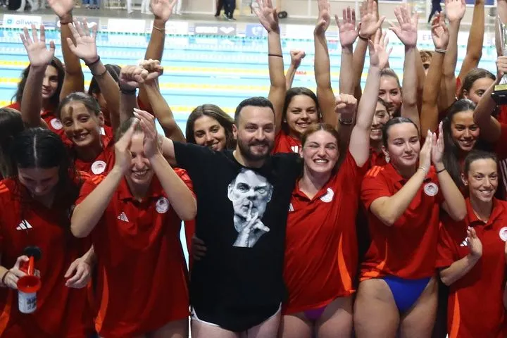 Επική πρωταθληματική φωτογραφία: Προπονητής του Ολυμπιακού στην κολύμβηση με μπλούζα "Μπαρτζώκα" που είχε φορέσει και ο Φουρνιέ