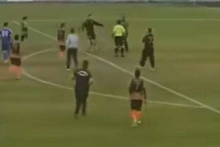 Υποψήφιος βουλευτής στην Κύπρο εισέβαλε στο γήπεδο και έδωσε γροθιά στον βοηθό διαιτητή