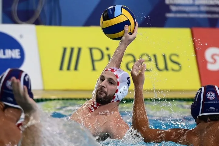 Ολυμπιακός – Βουλιαγμένη 20-10: Οι ερυθρόλευκοι κατατρόπωσαν τον ΝΟΒ και έκαναν το 1-0 στους ημιτελικούς της Waterpolo League
