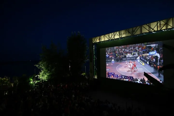 Ολυμπιακός – Ρεάλ, Final Four: Φίλοι των ερυθρολεύκων παρακολούθησαν την αναμέτρηση σε γιγαντοοθόνη