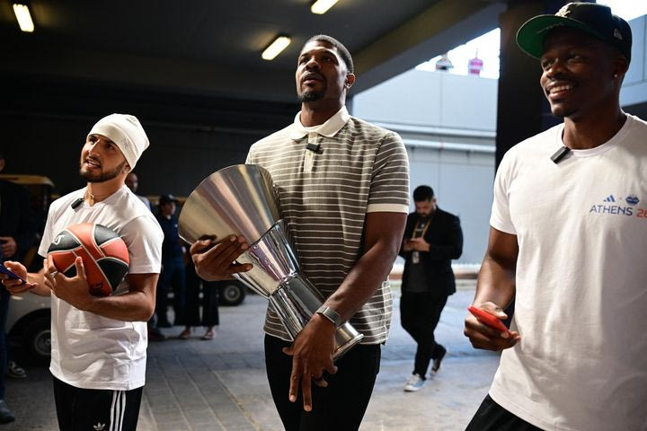 EuroLeague Final Four 2026: Ο Χάινς μετέφερε το τρόπαιο στον τελικό