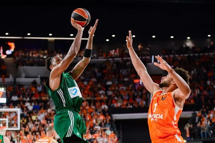 EuroLeague: Το μυθικό buzzer-beater του Χέιζ-Ντέιβις στην κορυφή του γεμάτου από Ολυμπιακό και Παναθηναϊκό AKTOR Top-10