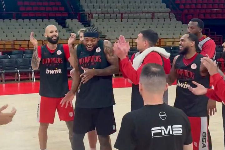 Τούρτα και φατούρο στον Ταϊρίκ Τζόουνς για τα γενέθλιά του