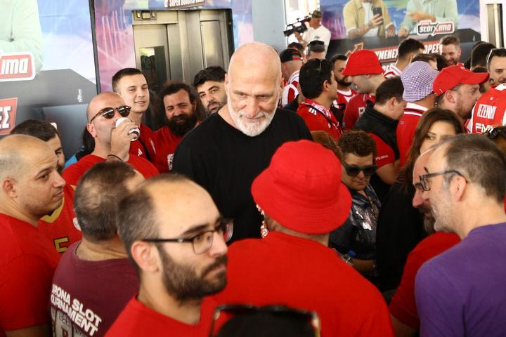 Final Four 2026: Ο Αργύρης Καμπούρης μαζί με τους φίλους του Ολυμπιακού στο τρένο για το T-Center