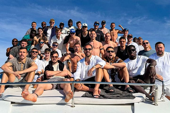 Σάλκε: Γιόρτασε την επιστροφή στην Bundesliga με πάρτι σε γιοτ στην Ίμπιζα