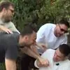 Ολυμπιακός: Τρελό “ντου” στον Λαρεντζάκη από τους συμπαίκτες του, την ώρα που έδινε συνέντευξη στην τηλεόραση