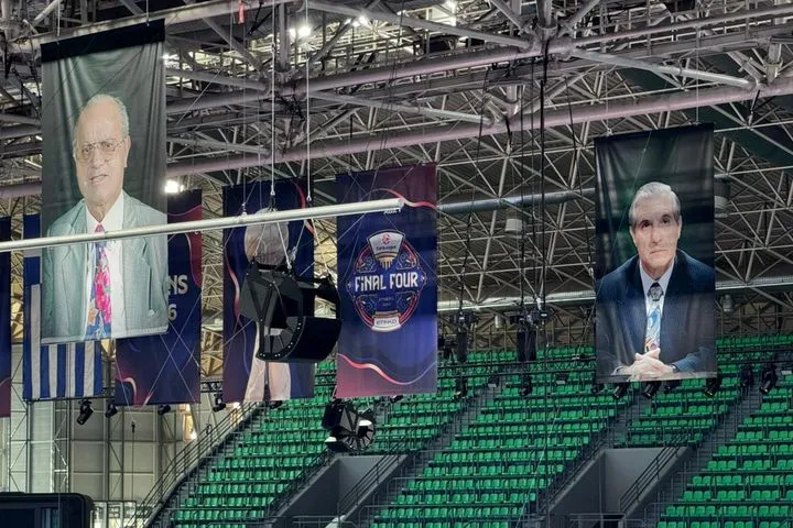 Κίνηση σεβασμού από τη EuroLeague: Παρέμειναν τα λάβαρα του Παύλου και του Θανάση Γιαννακόπουλου στον ουρανό του Τ-Center