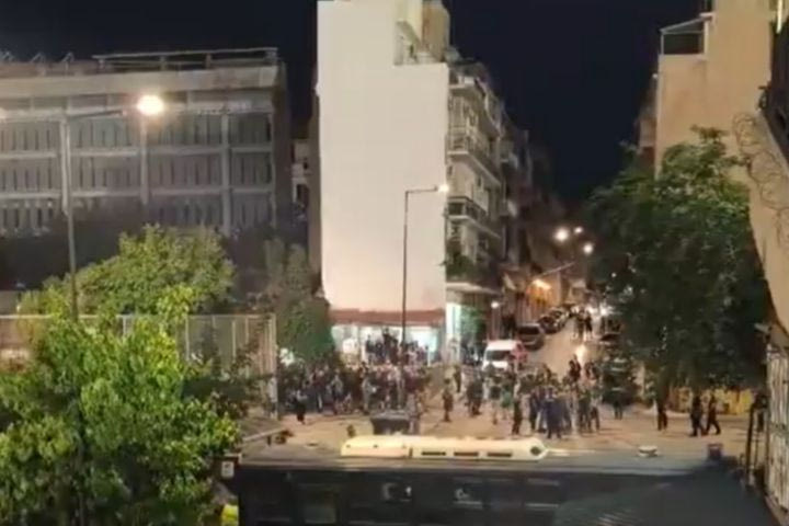 Ανατριχιαστικό αντίο από 300 οπαδούς του Παναθηναϊκού έξω από τη Λεωφόρο με συνθήματα και καπνογόνα