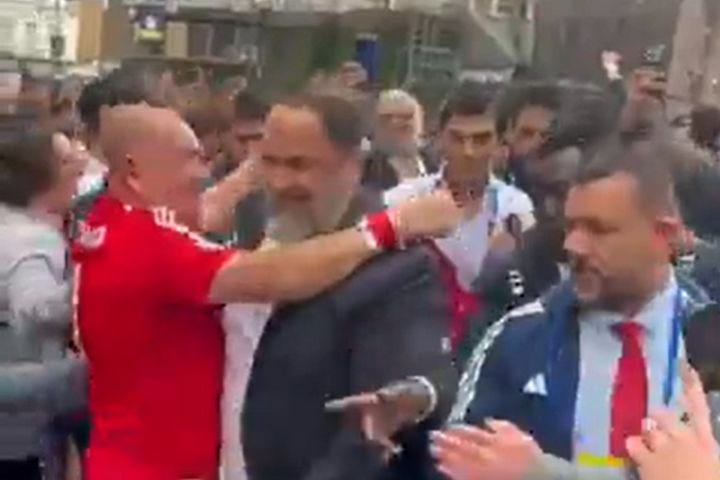 Νότιγχαμ Φόρεστ: Αποθέωση στον Βαγγέλη Μαρινάκη από τους οπαδούς μετά το μεγάλο διπλό στο Στάμφορντ Μπριτζ