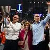 Ολυμπιακός – Ρεάλ, Final Four: Oι Παναγιώτης και Γιώργος Αγγελόπουλος φωτογραφήθηκαν με την μητέρα τους