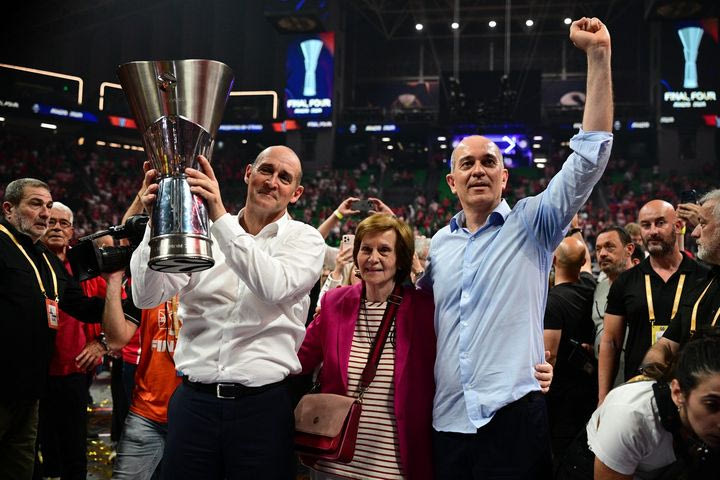 Ολυμπιακός – Ρεάλ, Final Four: Oι Παναγιώτης και Γιώργος Αγγελόπουλος μαζί με την μητέρα τους και την κούπα της EuroLeague