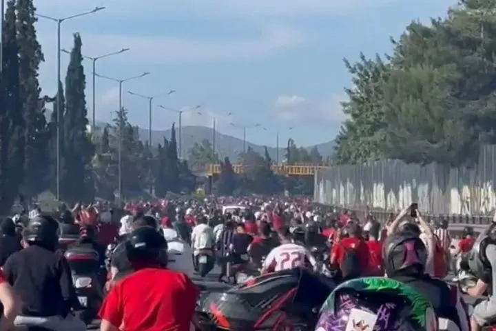 Πλημμύρισε η Εθνική Οδός: Τρομερά VIDEOS από την ερυθρόλευκη μηχανοκίνητη πορεία προς το T-Center