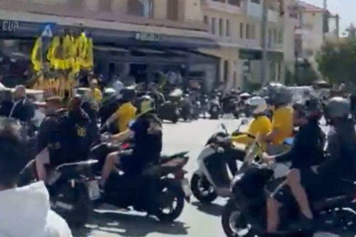 ΑΕΚ: Ξεκίνησε η μοτοπορία των φιλάθλων της Ένωσης προς το ξενοδοχείο που έχει καταλύσει η ομάδα