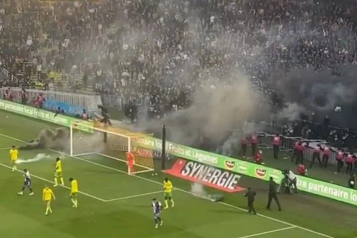 Ligue 1: Οριστική διακοπή στο Ναντ – Τουλούζ, οπαδοί των γηπεδούχων εισέβαλαν στον αγωνιστικό χώρο