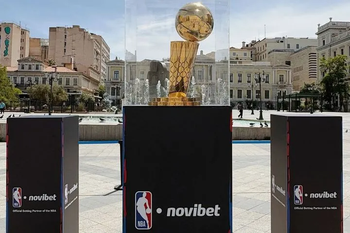 Το “3on3 Road to Glory” της Novibet φέρνει τη μαγεία του NBA με το Larry O’Brien Trophy σε Αθήνα, Πειραιά και Θεσσαλονίκη