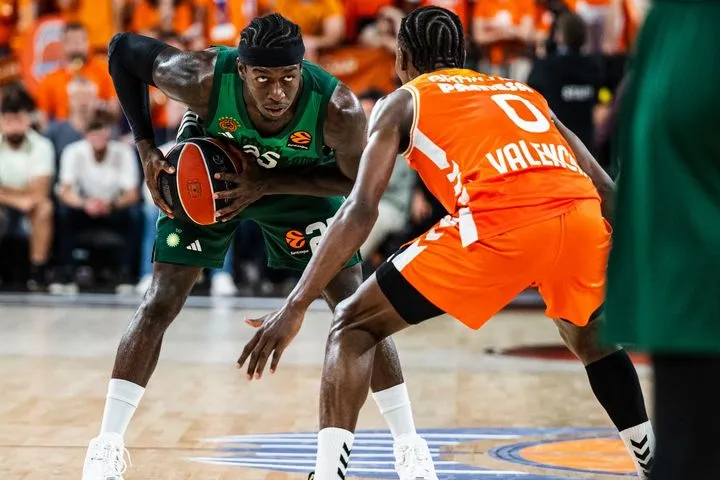 Το εντυπωσιακό VIDEO του Κέντρικ Ναν από το Game 2 του Παναθηναϊκού με τη Βαλένθια και η ατάκα του Κόμπι που τα είπε όλα