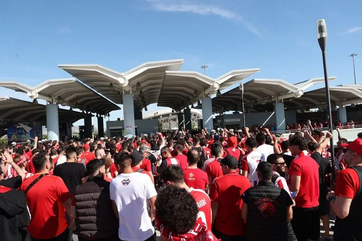 EuroLeague Final Four: Εικόνες από τους χιλιάδες οπαδούς του Ολυμπιακού που αναχώρησαν με τα τρένα από το “Γ. Καραϊσκάκης” για το T-Center
