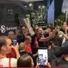 Ολυμπιακός: Η άφιξη των ερυθρολεύκων στο ξενοδοχείο μέσα σε αποθέωση μαζί με το ευρωπαϊκό τρόπαιο
