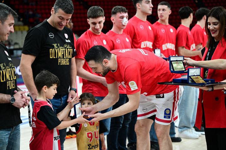 Ο Κώστας Παπανικολάου απένειμε τα μετάλλια στην ομάδα εφήβων του Ολυμπιακού που κατέκτησε το Πανελλήνιο Πρωτάθλημα