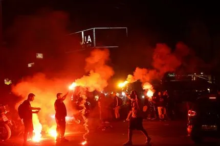 Χαμός και στο πάρκινγκ της Allwyn Arena για Νίκολιτς, Ηλιόπουλο και ποδοσφαιριστές της ΑΕΚ