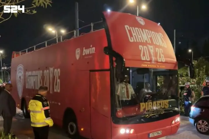 Ολυμπιακός, Final Four: Αυτό είναι το κατακόκκινο, ανοιχτό πούλμαν των πρωταθλητών Ευρώπης