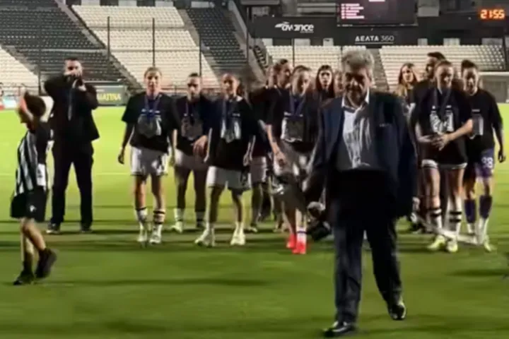 ΠΑΟΚ: Η ομάδα γυναικών του Δικεφάλου κατέθεσε το τρόπαιο στο μνημείο των επτά αδικοχαμένων φίλων του