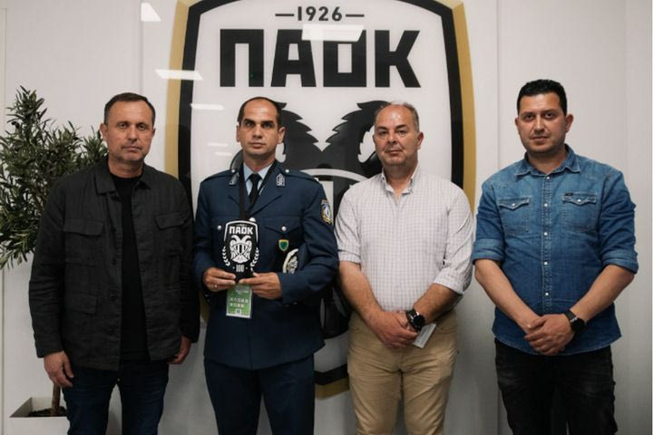 ΠΑΟΚ: Ο Δικέφαλος τίμησε τους αστυνομικούς που έσωσαν μια οικογένεια από φλεγόμενο δώμα στη Θεσσαλονίκη