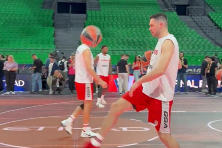Ολυμπιακός: Το VIDEO του SPORT24 με τον Παπανικολάου να κάνει ποδαράκια με την μπάλα του μπάσκετ στο T-Center