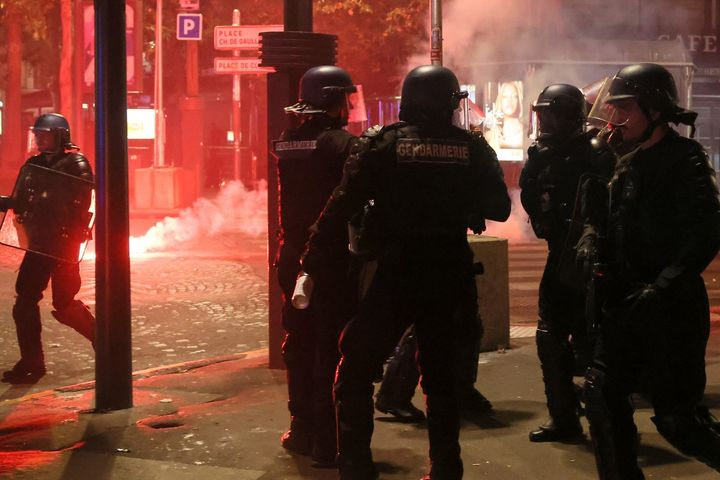 Πάνω από 400 συλλήψεις και αναφορές για τραυματισμούς αστυνομικών μετά την κατάκτηση της Παρί - Σοκαριστικά VIDEOS