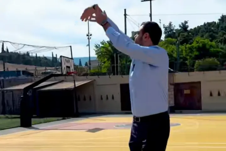 Ο Παύλος Μαρινάκης απάντησε ποιον παίκτη του Ολυμπιακού θα έκανε Υπουργό, με ποιον θα πήγαινε για σουβλάκια και ποιον θέλει αντίπαλο στον τελικό