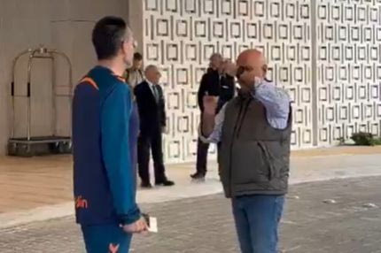 Κολακευμένος και έκπληκτος ο Πέδρο Μαρτίνεθ, που fan έξω από το ξενοδοχείο του ζήτησε να τον βγάλει φωτογραφία