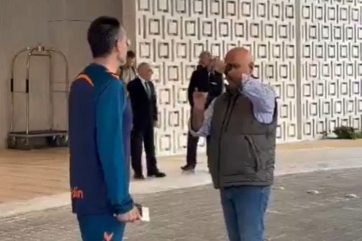 Κολακευμένος και έκπληκτος ο Πέδρο Μαρτίνεθ, που fan έξω από το ξενοδοχείο του ζήτησε να τον βγάλει φωτογραφία